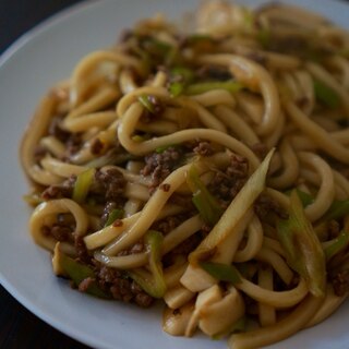 豚ひき肉と長ネギの中華風焼きうどん